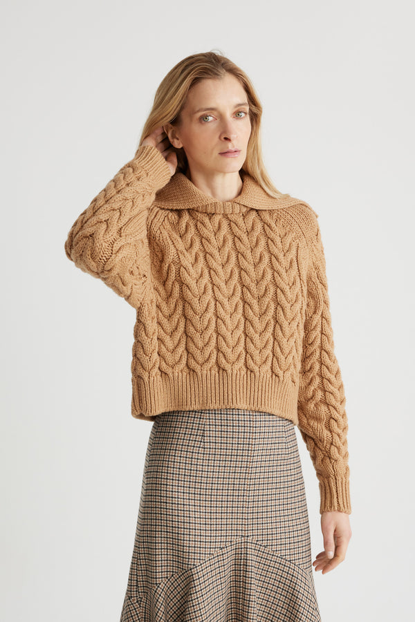 Patou - Maglione intrecciato in lana ecosostenibile - Chestnut - Maglione in lana ecosostenibile marrone castagna. Maglia intrecciata. Largo collo in stile vareuse. Collo, polsini e orlo a costine.Questo modello è leggermente corto.