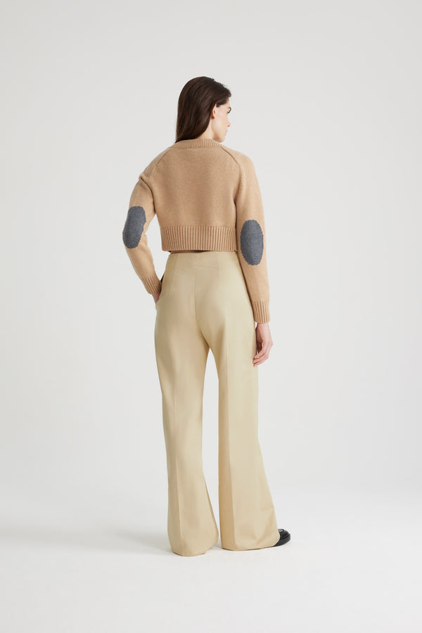 Patou - 지속 가능한 울 및 캐시미어 크롭 카디건 - Biscuit - 비스킷 베이지 컬러의 지속 가능한 울 및 캐시미어 소재. 크롭 길이. 브이넥. 립 질감 칼라, 커프스 및 헴. Patou 인그레이빙 골드 톤 버튼. 대조를 이루는 엘보우 패치.