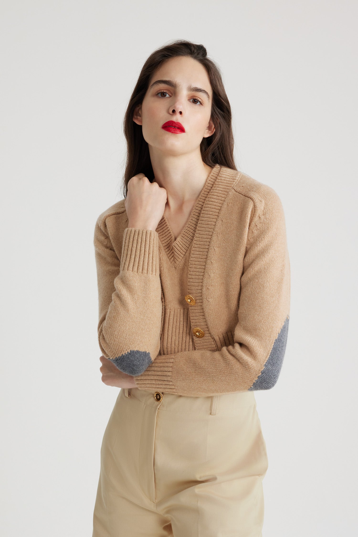 Patou - Kurzer Cardigan aus nachhaltiger Wolle und Kaschmir - Biscuit - Cardigan in Biscuit Beige aus nachhaltiger Wolle und Kaschmir. Gekürzte Länge. V-Ausschnitt. Rippung an Kragen, Ärmelabschlüssen und Saum. Goldfarbene Knöpfe mit Patou-Gravur. Kontrastfarbene Ellbogenaufnäher.