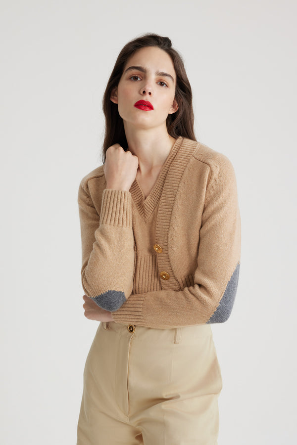 Patou - 지속 가능한 울 및 캐시미어 크롭 카디건 - Biscuit - 비스킷 베이지 컬러의 지속 가능한 울 및 캐시미어 소재. 크롭 길이. 브이넥. 립 질감 칼라, 커프스 및 헴. Patou 인그레이빙 골드 톤 버튼. 대조를 이루는 엘보우 패치.