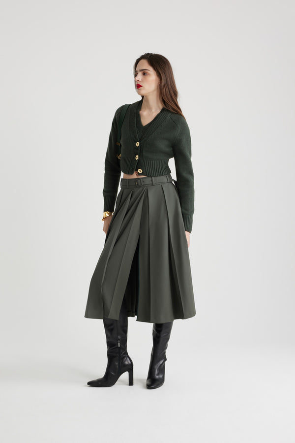 Patou - サステナブルウール＆カシミア クロップド カーディガン - Bottle Green - ボトルグリーンのサステナブルウール＆カシミア製カーディガン。クロップド丈。Vネック。カラー、袖口、裾にリブ入り。ゴールドトーンのPatouエングレーブ入りボタン。コントラストカラーのエルボーパッチ。