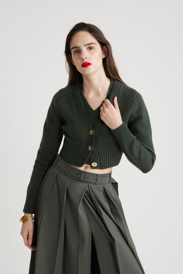 Patou - サステナブルウール＆カシミア クロップド カーディガン - Bottle Green - ボトルグリーンのサステナブルウール＆カシミア製カーディガン。クロップド丈。Vネック。カラー、袖口、裾にリブ入り。ゴールドトーンのPatouエングレーブ入りボタン。コントラストカラーのエルボーパッチ。