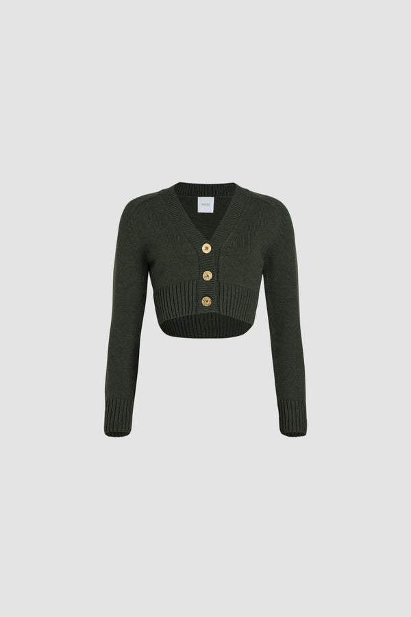 Patou - サステナブルウール＆カシミア クロップド カーディガン - Bottle Green - ボトルグリーンのサステナブルウール＆カシミア製カーディガン。クロップド丈。Vネック。カラー、袖口、裾にリブ入り。ゴールドトーンのPatouエングレーブ入りボタン。コントラストカラーのエルボーパッチ。