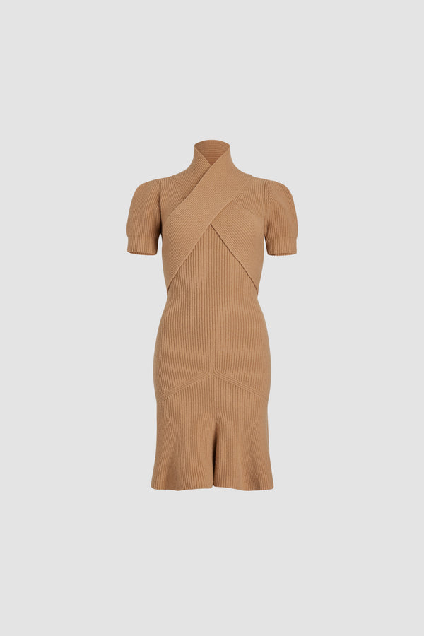 Patou - Vestito con bustino incrociato in misto lana e cachemire ecosostenibile - Biscuit - Vestito in misto lana e cashmere ecosostenibile beige biscotto. Silhouette aderente. Collo alto. Bustino incrociato. Maniche corte. Pieghe sulla gonna.Questo modello è aderente.