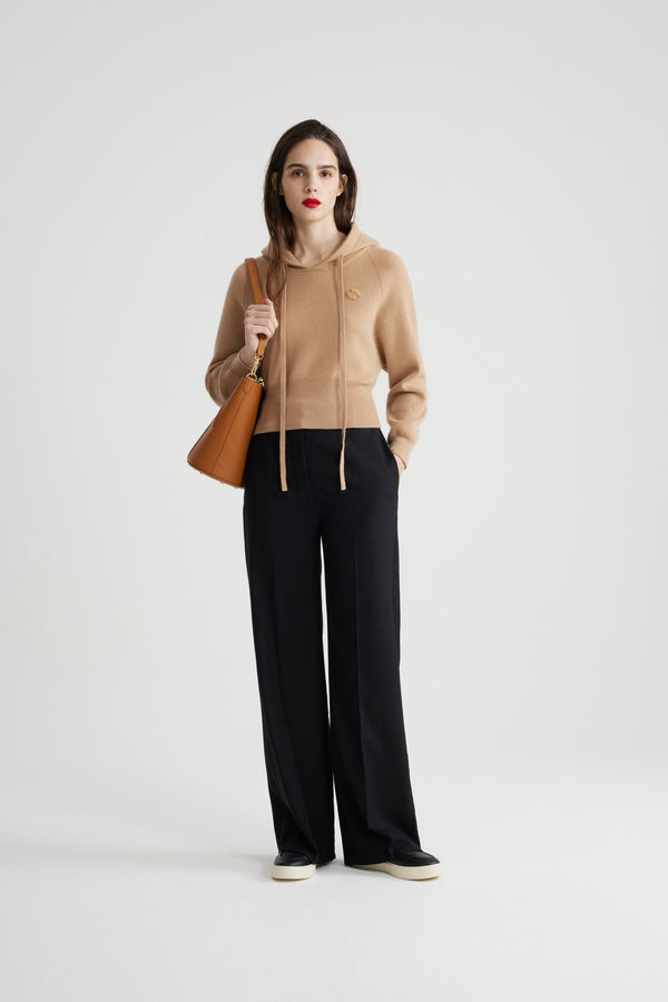 Patou - サステナブルウール＆カシミアブレンド フーディー - Biscuit - ビスケットベージュのサステナブル ウール＆カシミア混紡セーター。リラックスフィット。ドローストリング付きフーディーカラー。ラグランスリーブ。チェストにJPブークレパッチ。リブ編みの袖口と裾。フィット感のあるウエスト。