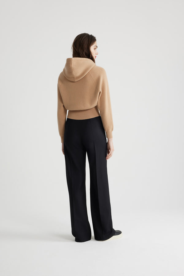 Patou - サステナブルウール＆カシミアブレンド フーディー - Biscuit - ビスケットベージュのサステナブル ウール＆カシミア混紡セーター。リラックスフィット。ドローストリング付きフーディーカラー。ラグランスリーブ。チェストにJPブークレパッチ。リブ編みの袖口と裾。フィット感のあるウエスト。