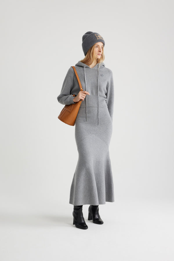 Patou - Hoodie en laine et cachemire éco-responsable - Grey - Pull en mélange de laine et cachemire éco-responsable gris. Silhouette décontractée. Col à capuche. Manches raglan. Patch JP en bouclette à la poitrine. Poignets et ourlet côtelés.Ce modèle est ajusté à la taille.