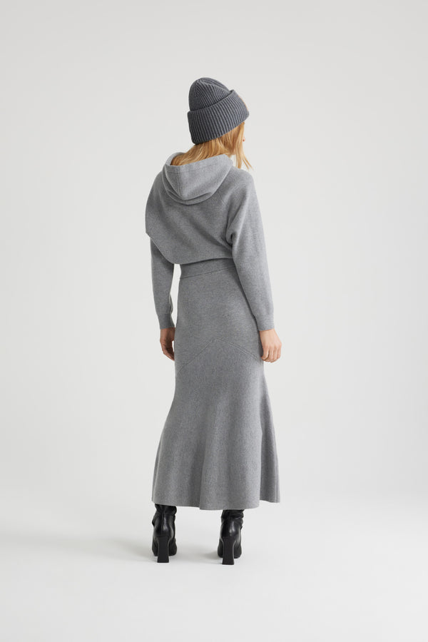 Patou - Hoodie en laine et cachemire éco-responsable - Grey - Pull en mélange de laine et cachemire éco-responsable gris. Silhouette décontractée. Col à capuche. Manches raglan. Patch JP en bouclette à la poitrine. Poignets et ourlet côtelés.Ce modèle est ajusté à la taille.