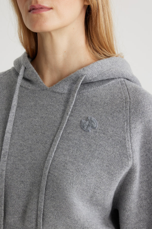 Patou - Hoodie en laine et cachemire éco-responsable - Grey - Pull en mélange de laine et cachemire éco-responsable gris. Silhouette décontractée. Col à capuche. Manches raglan. Patch JP en bouclette à la poitrine. Poignets et ourlet côtelés.Ce modèle est ajusté à la taille.