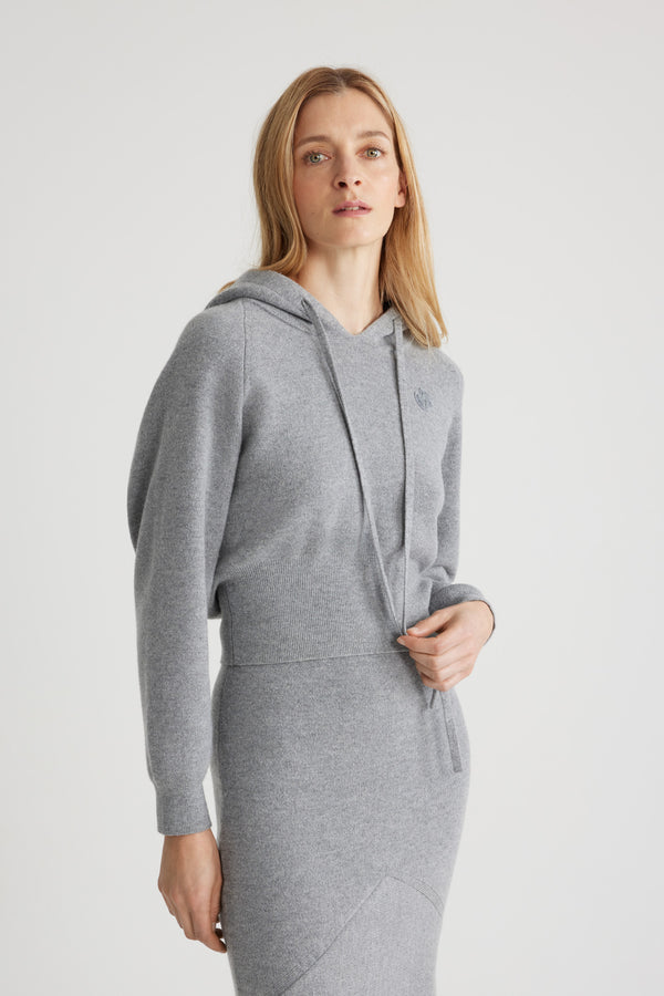 Patou - Hoodie en laine et cachemire éco-responsable - Grey - Pull en mélange de laine et cachemire éco-responsable gris. Silhouette décontractée. Col à capuche. Manches raglan. Patch JP en bouclette à la poitrine. Poignets et ourlet côtelés.Ce modèle est ajusté à la taille.