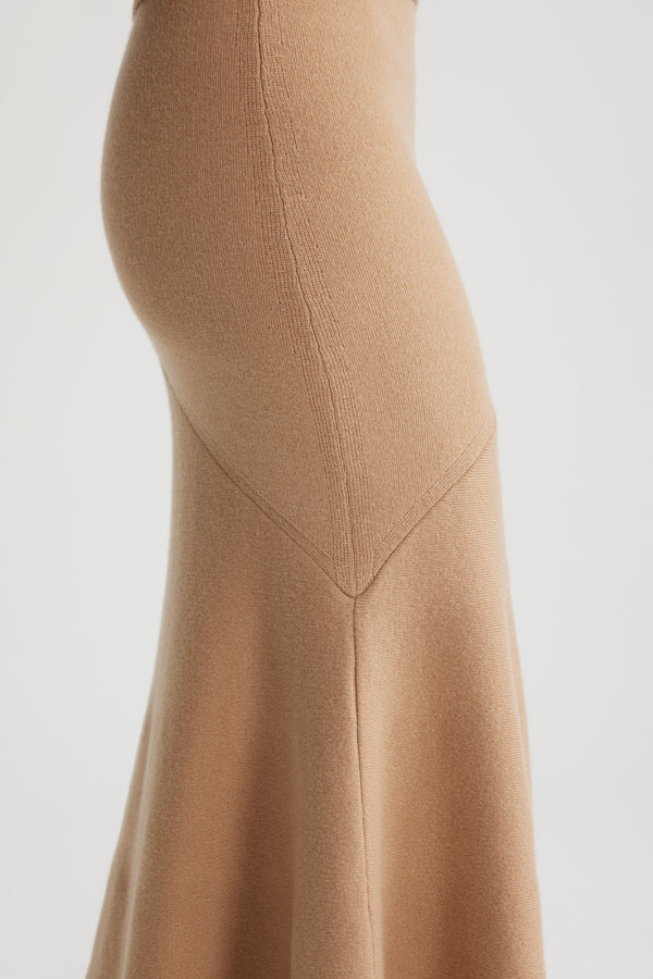 Patou - 지속 가능한 울 및 캐시미어 혼방 페플럼 스커트 - Biscuit - 비스킷 베이지 컬러의 지속 가능한 울 및 캐시미어 혼방 소재. 긴 길이. 밀착된 핏에서 넓게 퍼지는 플레어 페플럼 실루엣. 신축성 있는 허리 부분.힙 부분이 꼭 맞는 피티드 스타일입니다.