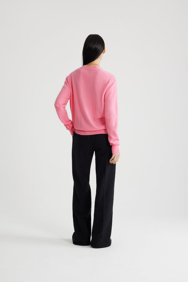 Patou - Cardigan JP in misto lana e cachemire ecosostenibile - Rosebloom Pink - Cardigan in misto lana e cashmere ecosostenibile rosa. Vestibilità morbida. Scollo a V. Bottoni incisi JP. JP stilizzato sul petto.Capo unisex (per gli uomini: scegliere una taglia in più).