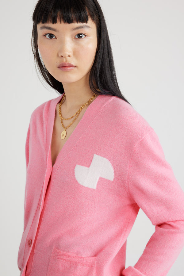 Patou - Cardigan JP in misto lana e cachemire ecosostenibile - Rosebloom Pink - Cardigan in misto lana e cashmere ecosostenibile rosa. Vestibilità morbida. Scollo a V. Bottoni incisi JP. JP stilizzato sul petto.Capo unisex (per gli uomini: scegliere una taglia in più).