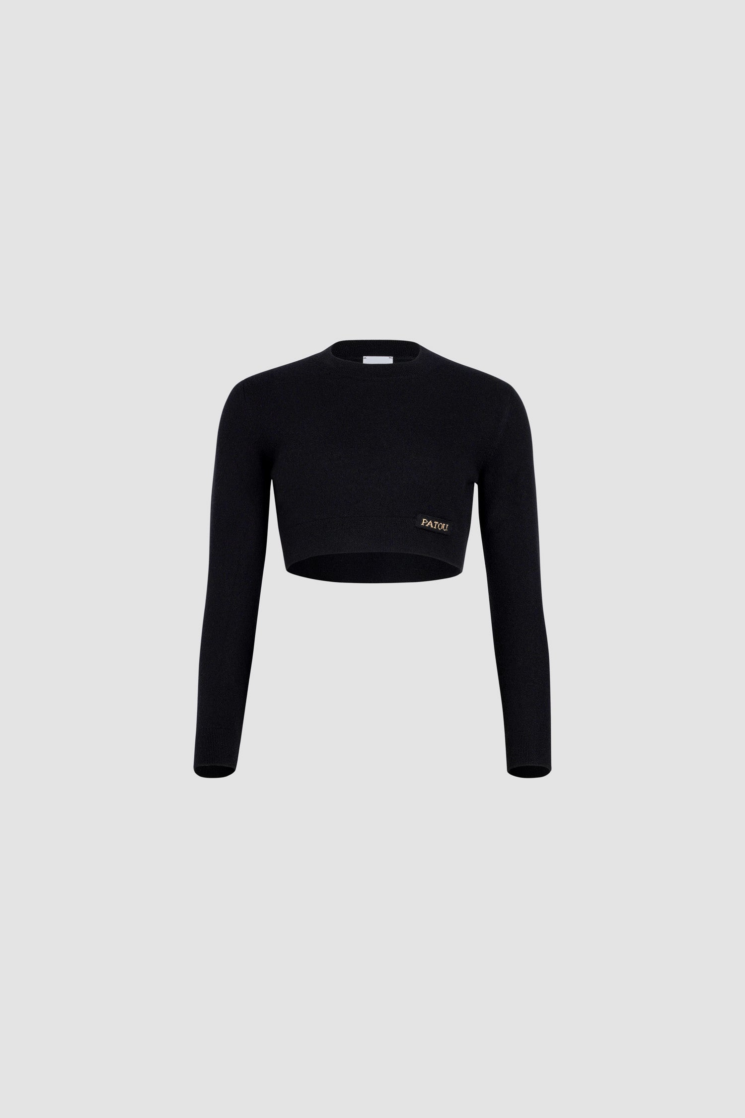 Patou - Kurzer Pullover aus nachhaltiger Wolle und Kaschmir - Black - Schwarzer Pullover aus nachhaltiger Wolle und Kaschmir. Gekürzte Länge. Rundhalsausschnitt. Patou Jacquard-Etikett auf der Vorderseite.Dieser Stil ist gekürzt.