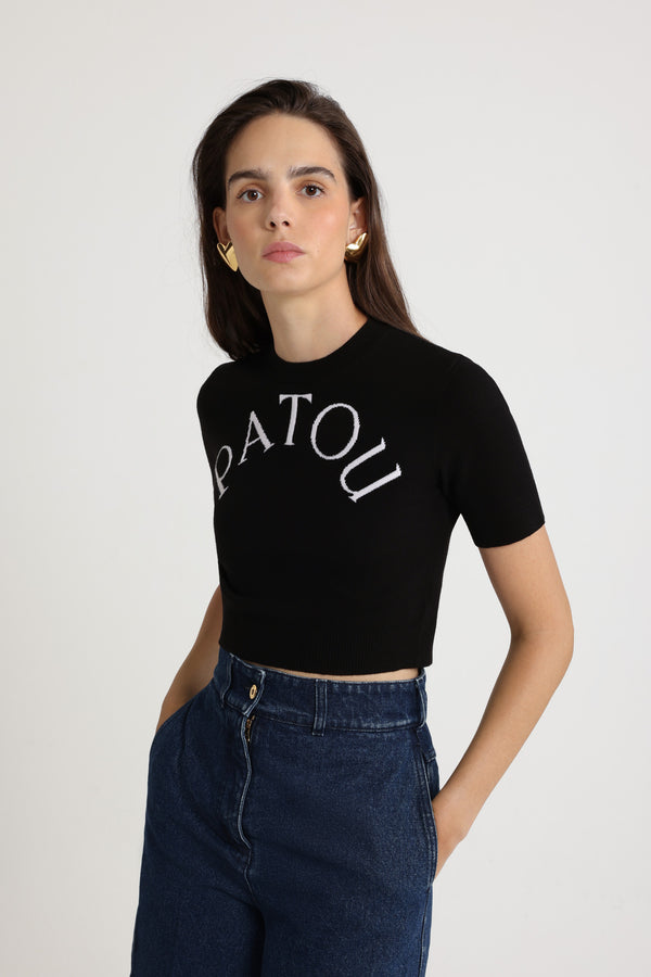 Patou - メリノウールブレンド パトゥロゴ ジャカード クロップド ニットトップ - Black - ブラックのメリノウール混紡 セーター。クロップド丈。ラウンドネック。カラー、袖口、裾にリブ入り。半袖。前面にパトゥロゴジャカード。