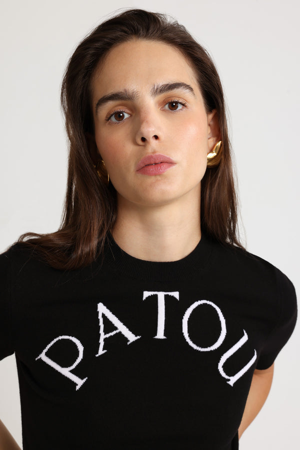 Patou - メリノウールブレンド パトゥロゴ ジャカード クロップド ニットトップ - Black - ブラックのメリノウール混紡 セーター。クロップド丈。ラウンドネック。カラー、袖口、裾にリブ入り。半袖。前面にパトゥロゴジャカード。