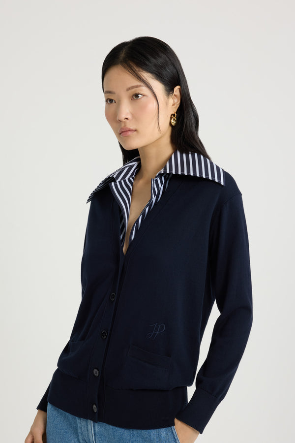 Patou - 트롱프뢰유 포플린 칼라 코튼 카디건 - Navy Black - 네이비 블랙 코튼 카디건. 레귤러 핏. 긴 길이. 트롱프뢰유 디자인, 탈부착 가능한 스트라이프 포플린 칼라. 브이넥. 앞면 버튼 여밈. 앞면에 JP 모노그램 자수 장식. 패치 포켓. 립 질감 커프스 및 헴.