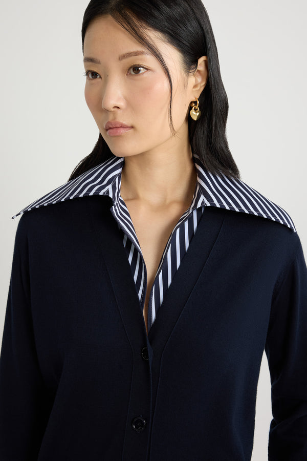 Patou - 트롱프뢰유 포플린 칼라 코튼 카디건 - Navy Black - 네이비 블랙 코튼 카디건. 레귤러 핏. 긴 길이. 트롱프뢰유 디자인, 탈부착 가능한 스트라이프 포플린 칼라. 브이넥. 앞면 버튼 여밈. 앞면에 JP 모노그램 자수 장식. 패치 포켓. 립 질감 커프스 및 헴.