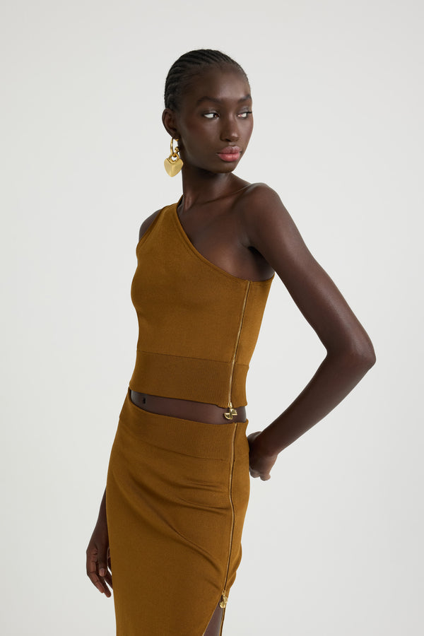 Patou - テクニカルクレープ ワンショルダー ニットトップ - Caramel - キャラメルのビスコースブレンド素材のクレープトップ。ワンショルダーシルエット。スリムフィット。サイドにゴールドトーンのファスナー、シグネチャーのJPプラー付き。