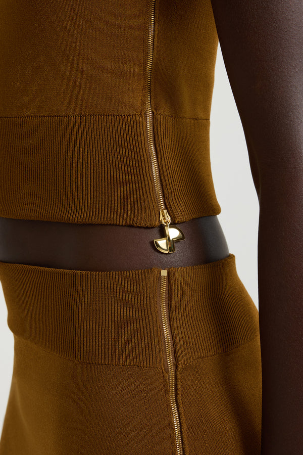 Patou - テクニカルクレープ ワンショルダー ニットトップ - Caramel - キャラメルのビスコースブレンド素材のクレープトップ。ワンショルダーシルエット。スリムフィット。サイドにゴールドトーンのファスナー、シグネチャーのJPプラー付き。