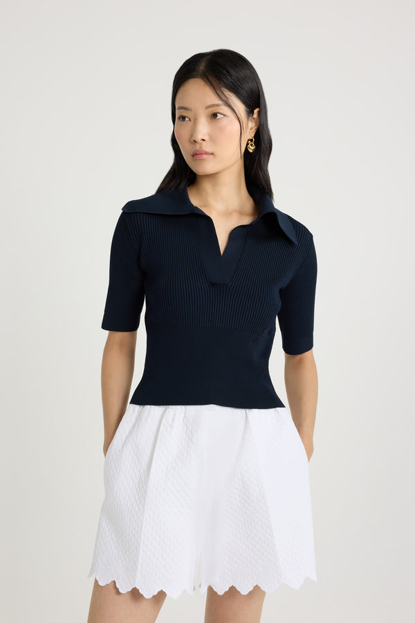 Patou - Polohemd aus technischem Crêpe - Navy Black - Schwarzblaues Oberteil aus einer Mischung aus Viskose und Crêpe. Rippstrick. Polokragen mit weitem Ausschnitt. Aufgesticktes JP-Monogramm auf der Vorderseite.