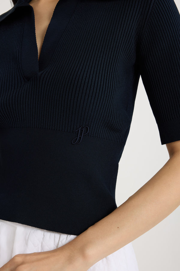 Patou - Polohemd aus technischem Crêpe - Navy Black - Schwarzblaues Oberteil aus einer Mischung aus Viskose und Crêpe. Rippstrick. Polokragen mit weitem Ausschnitt. Aufgesticktes JP-Monogramm auf der Vorderseite.