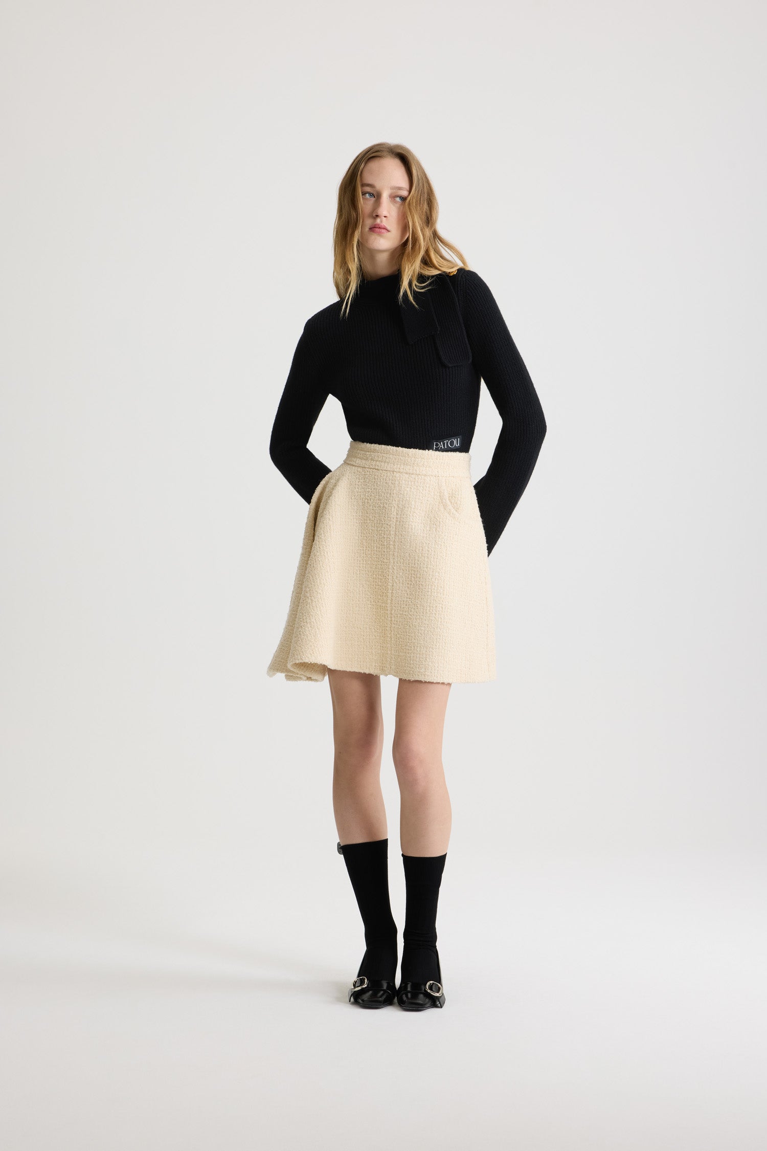 Patou - Pullover mit Schalkragen aus Wolle und Kaschmir - Black - Pullover aus Merinowolle und Kaschmir in Schwarz. Rippstrick. Stehkragen mit Schaldetail. Goldfarbene Knöpfe mit JP-Gravur an der Schulter. Patou Logoetikett auf der Vorderseite.