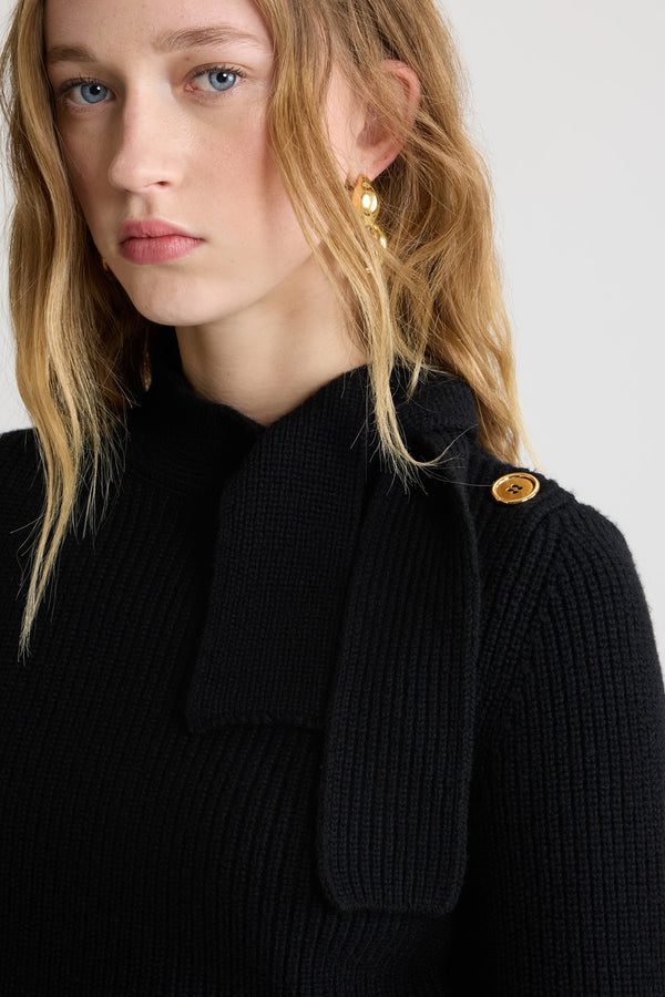 Patou - Maglione con collo a sciarpa in lana e cashmere - Black - Maglione in lana merino e cashmere nero. Maglia a costine. Collo a lupetto con sciarpa. Bottoni oro incisi JP sulla spalla. Etichetta con logo Patou sul davanti.