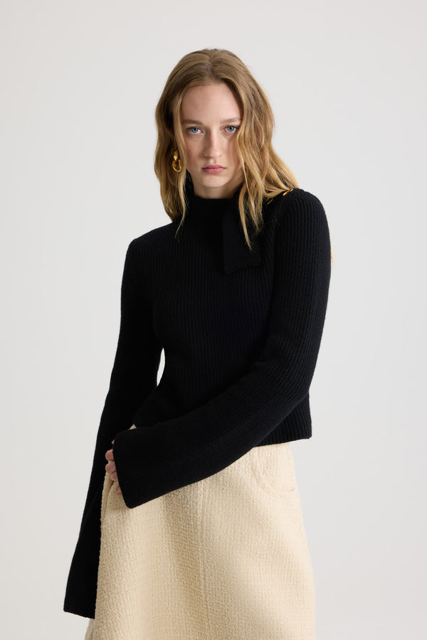 Patou - Maglione con collo a sciarpa in lana e cashmere - Black - Maglione in lana merino e cashmere nero. Maglia a costine. Collo a lupetto con sciarpa. Bottoni oro incisi JP sulla spalla. Etichetta con logo Patou sul davanti.