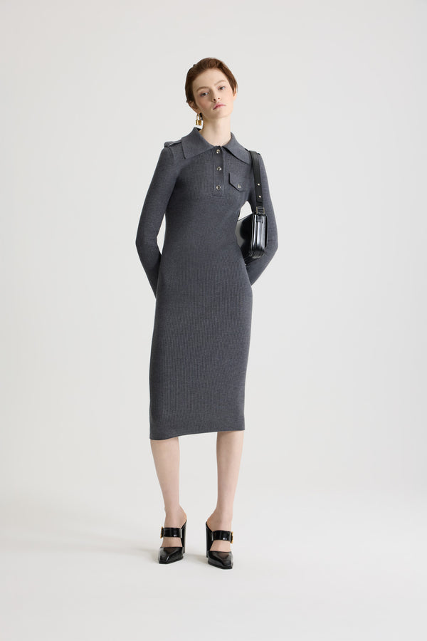 Patou - Vestito midi a costine in lana - Mercury - Vestito in lana merino grigio mercurio. Maglia a costine. Lunghezza midi. Silhouette aderente. Colletto largo a polo. Bottoni a pressione argento incisi con monogramma JP. Mostrine sulle spalle. Finto taschino sul petto con pattina.