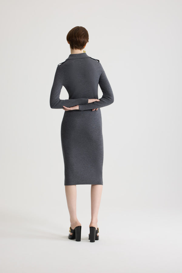 Patou - Vestito midi a costine in lana - Mercury - Vestito in lana merino grigio mercurio. Maglia a costine. Lunghezza midi. Silhouette aderente. Colletto largo a polo. Bottoni a pressione argento incisi con monogramma JP. Mostrine sulle spalle. Finto taschino sul petto con pattina.