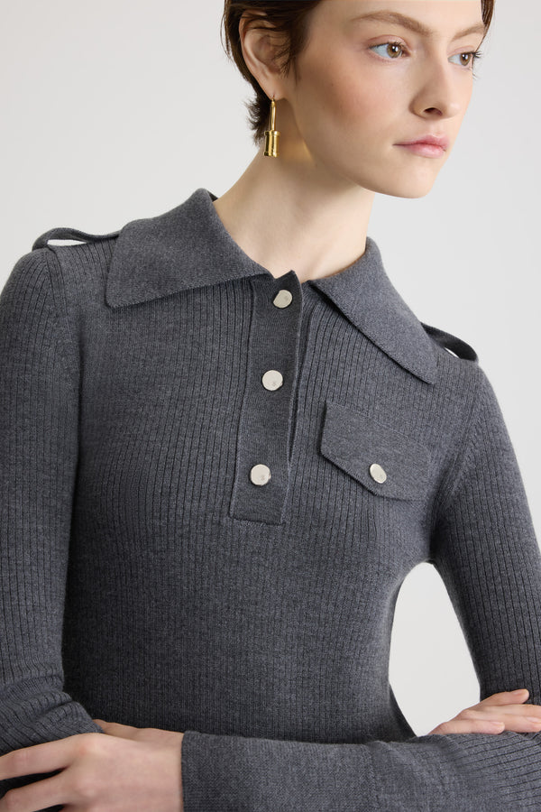 Patou - Vestito midi a costine in lana - Mercury - Vestito in lana merino grigio mercurio. Maglia a costine. Lunghezza midi. Silhouette aderente. Colletto largo a polo. Bottoni a pressione argento incisi con monogramma JP. Mostrine sulle spalle. Finto taschino sul petto con pattina.