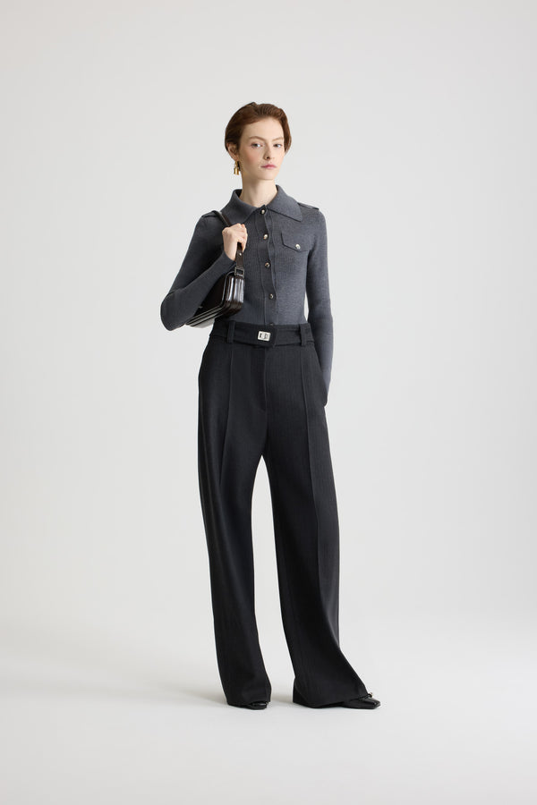 Patou - Camicia a costine in lana - Mercury - Vestito in lana merino grigio mercurio. Maglia a costine. Silhouette aderente. Colletto largo. Chiusura sul davanti con bottoni a pressione argento incisi con monogramma JP. Mostrine sulle spalle. Finti taschini sul petto con pattina.