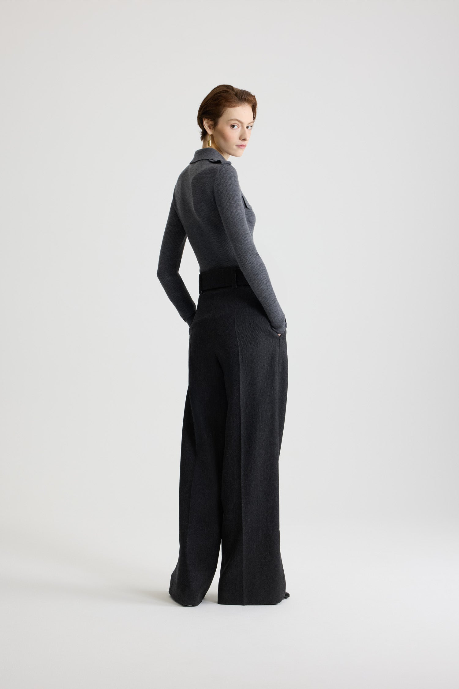 Patou - Camicia a costine in lana - Mercury - Vestito in lana merino grigio mercurio. Maglia a costine. Silhouette aderente. Colletto largo. Chiusura sul davanti con bottoni a pressione argento incisi con monogramma JP. Mostrine sulle spalle. Finti taschini sul petto con pattina.