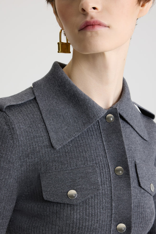 Patou - Camicia a costine in lana - Mercury - Vestito in lana merino grigio mercurio. Maglia a costine. Silhouette aderente. Colletto largo. Chiusura sul davanti con bottoni a pressione argento incisi con monogramma JP. Mostrine sulle spalle. Finti taschini sul petto con pattina.