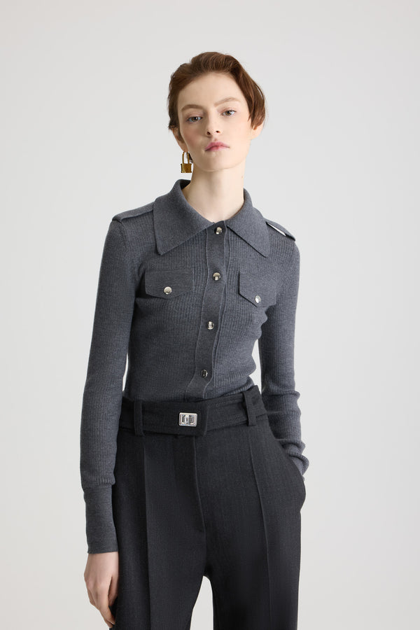 Patou - Camicia a costine in lana - Mercury - Vestito in lana merino grigio mercurio. Maglia a costine. Silhouette aderente. Colletto largo. Chiusura sul davanti con bottoni a pressione argento incisi con monogramma JP. Mostrine sulle spalle. Finti taschini sul petto con pattina.