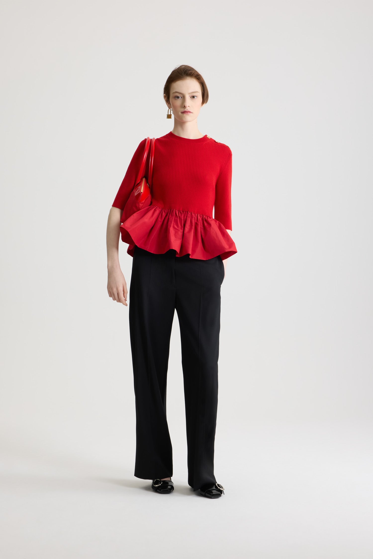Patou - Maglione a costine con fondo con ruche in lana e faille - Elixir Red - Maglione in lana merino Elixir Red. Maglia a costine. Silhouette aderente. Collo a lupetto. Bottoni oro incisi JP sulla spalla. Maniche di media lunghezza. Fondo con ruche in faille di poliestere.