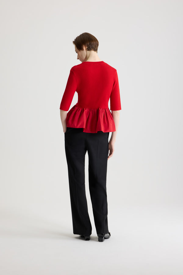 Patou - Maglione a costine con fondo con ruche in lana e faille - Elixir Red - Maglione in lana merino Elixir Red. Maglia a costine. Silhouette aderente. Collo a lupetto. Bottoni oro incisi JP sulla spalla. Maniche di media lunghezza. Fondo con ruche in faille di poliestere.