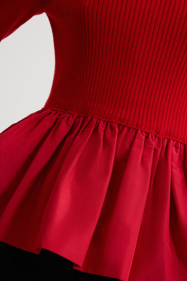 Patou - Maglione a costine con fondo con ruche in lana e faille - Elixir Red - Maglione in lana merino Elixir Red. Maglia a costine. Silhouette aderente. Collo a lupetto. Bottoni oro incisi JP sulla spalla. Maniche di media lunghezza. Fondo con ruche in faille di poliestere.