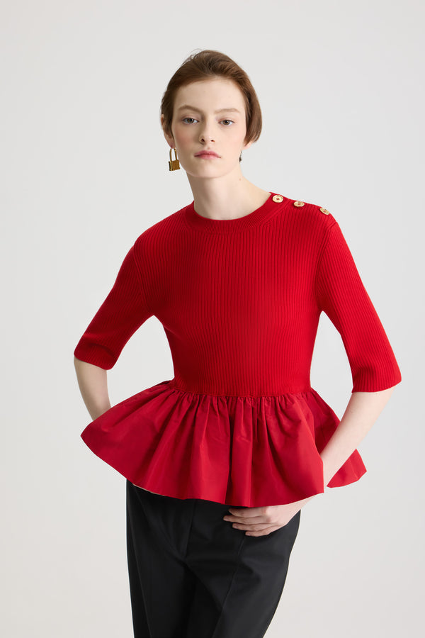 Patou - Maglione a costine con fondo con ruche in lana e faille - Elixir Red - Maglione in lana merino Elixir Red. Maglia a costine. Silhouette aderente. Collo a lupetto. Bottoni oro incisi JP sulla spalla. Maniche di media lunghezza. Fondo con ruche in faille di poliestere.