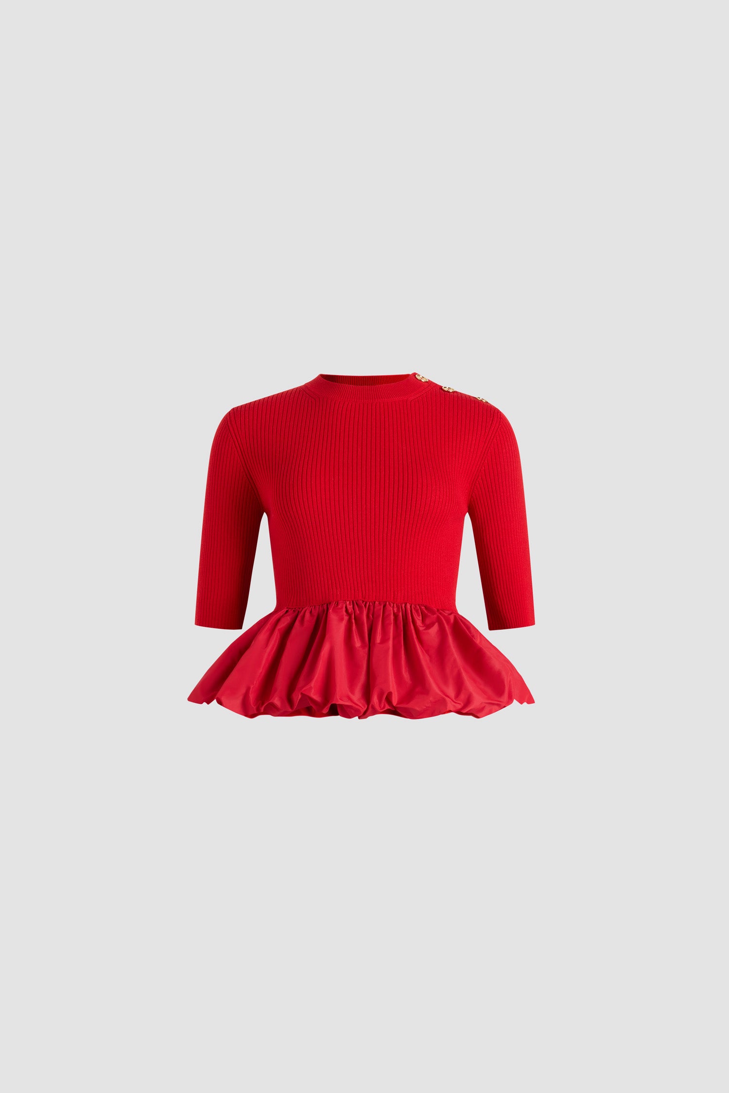 Patou - Maglione a costine con fondo con ruche in lana e faille - Elixir Red - Maglione in lana merino Elixir Red. Maglia a costine. Silhouette aderente. Collo a lupetto. Bottoni oro incisi JP sulla spalla. Maniche di media lunghezza. Fondo con ruche in faille di poliestere.