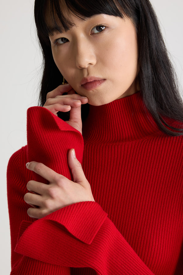 Patou - 울 혼방 소재 립 질감 점퍼 - Elixir Red - 엘릭서 레드 컬러의 메리노 울 혼방 점퍼. 립 니트. 피티드 실루엣. 하이넥 디자인. 스플릿 커프 디테일의 길고 슬림한 슬리브.