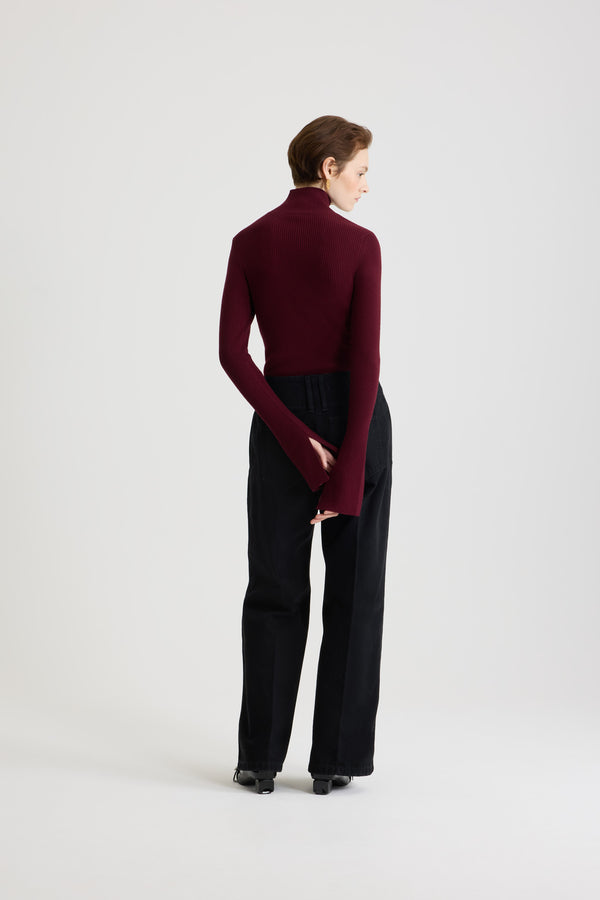 Patou - 울 혼방 소재 립 질감 점퍼 - Syrah - 시라 버건디 컬러의 메리노 울 혼방 점퍼. 립 니트. 피티드 실루엣. 하이넥 디자인. 스플릿 커프 디테일의 길고 슬림한 슬리브.