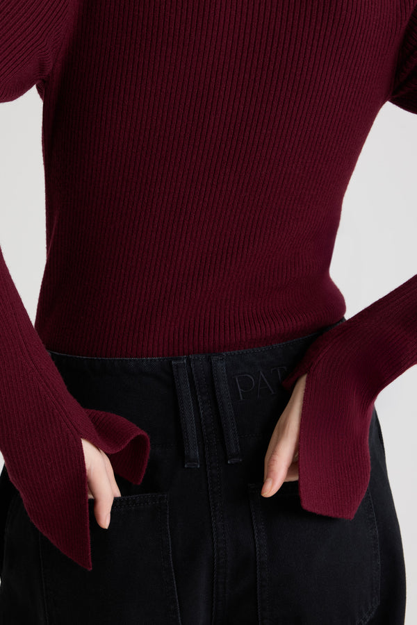 Patou - 울 혼방 소재 립 질감 점퍼 - Syrah - 시라 버건디 컬러의 메리노 울 혼방 점퍼. 립 니트. 피티드 실루엣. 하이넥 디자인. 스플릿 커프 디테일의 길고 슬림한 슬리브.