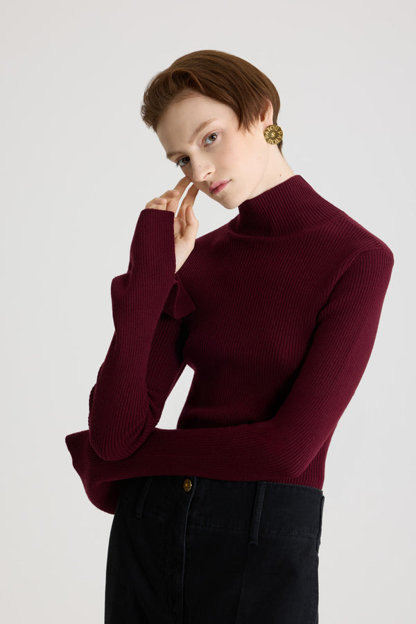 Patou - 울 혼방 소재 립 질감 점퍼 - Syrah - 시라 버건디 컬러의 메리노 울 혼방 점퍼. 립 니트. 피티드 실루엣. 하이넥 디자인. 스플릿 커프 디테일의 길고 슬림한 슬리브.