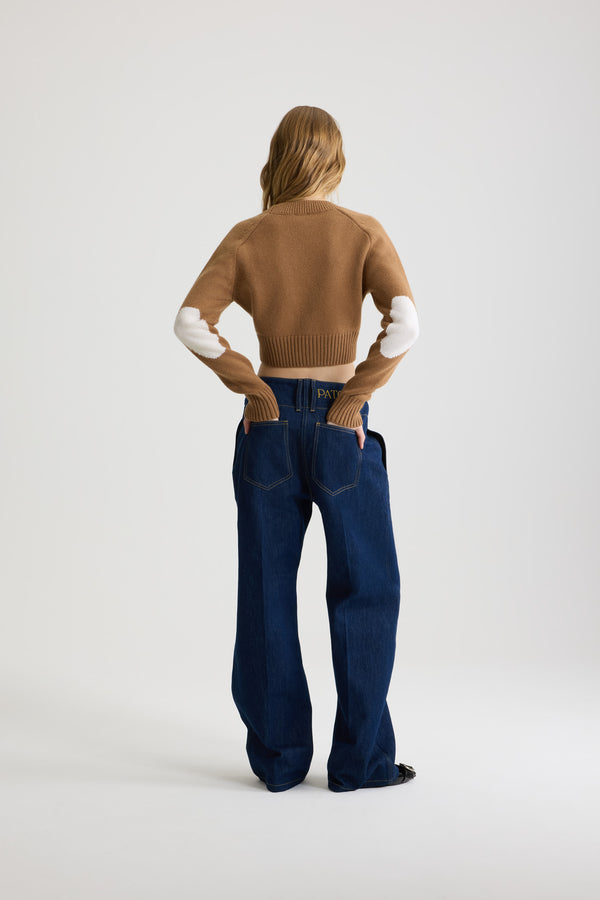 Patou - Cardigan corto in lana e cashmere - Nutmeg - Cardigan in lana merino e cashmere marrone chiaro Nutmeg. Modello corto. Scollo a V. Collo, polsini e fondo a costine. Bottoni oro incisi con logo Patou. Toppe sui gomiti a contrasto.