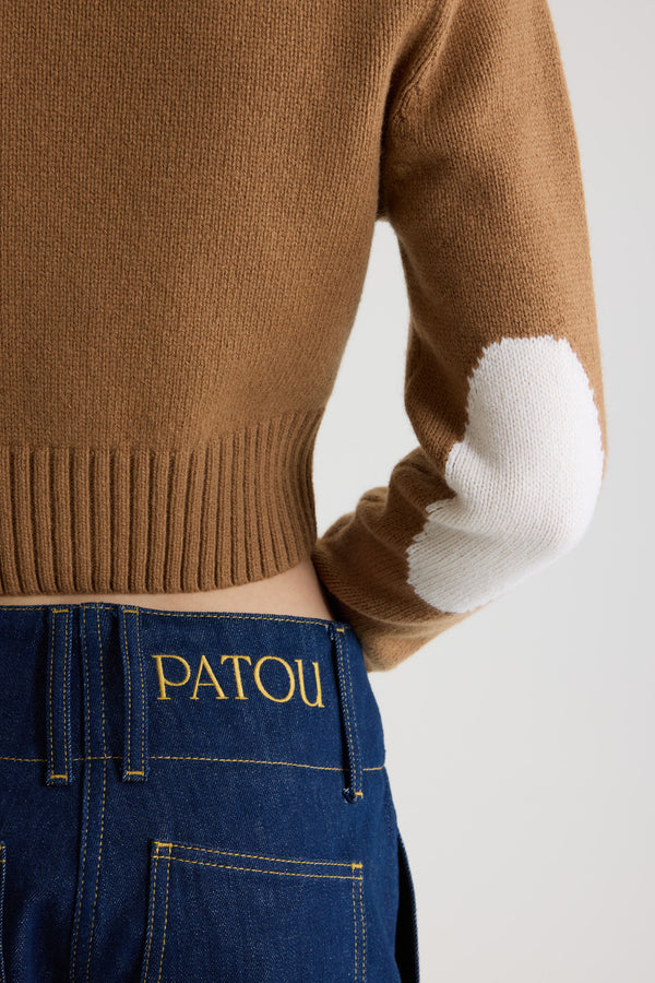 Patou - Cardigan corto in lana e cashmere - Nutmeg - Cardigan in lana merino e cashmere marrone chiaro Nutmeg. Modello corto. Scollo a V. Collo, polsini e fondo a costine. Bottoni oro incisi con logo Patou. Toppe sui gomiti a contrasto.