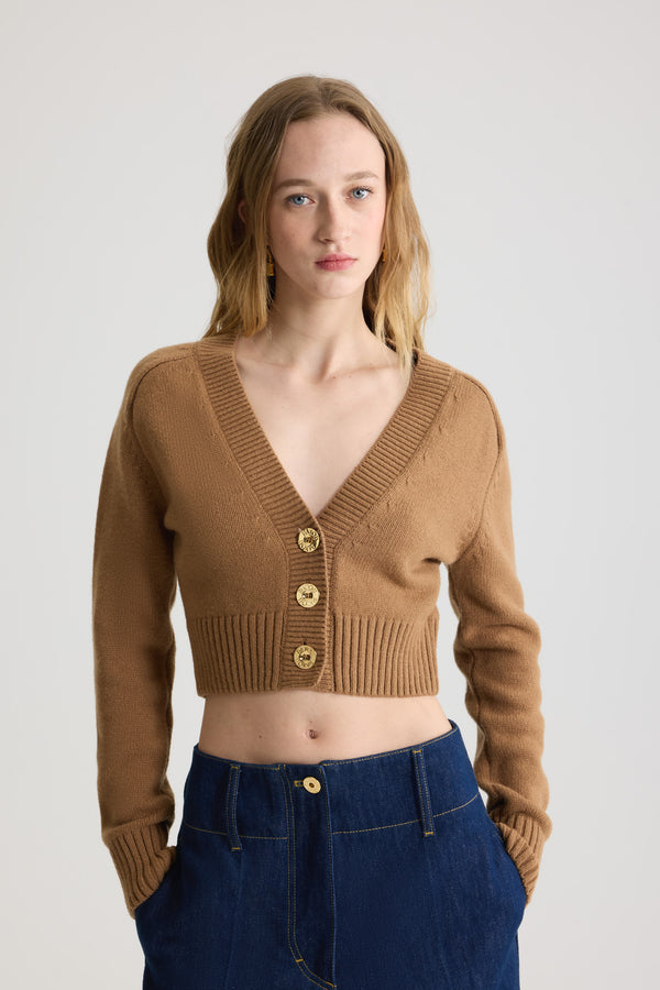 Patou - Cardigan corto in lana e cashmere - Nutmeg - Cardigan in lana merino e cashmere marrone chiaro Nutmeg. Modello corto. Scollo a V. Collo, polsini e fondo a costine. Bottoni oro incisi con logo Patou. Toppe sui gomiti a contrasto.