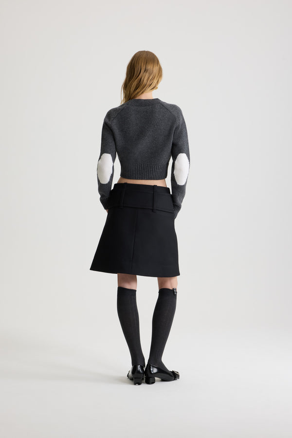 Patou - Cardigan corto in lana e cashmere - Mercury - Cardigan in lana merino e cashmere grigio mercurio. Modello corto. Scollo a V. Collo, polsini e fondo a costine. Bottoni oro incisi con logo Patou. Toppe sui gomiti a contrasto.