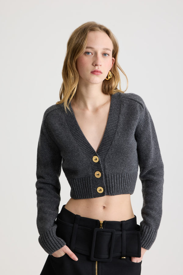 Patou - Cardigan corto in lana e cashmere - Mercury - Cardigan in lana merino e cashmere grigio mercurio. Modello corto. Scollo a V. Collo, polsini e fondo a costine. Bottoni oro incisi con logo Patou. Toppe sui gomiti a contrasto.